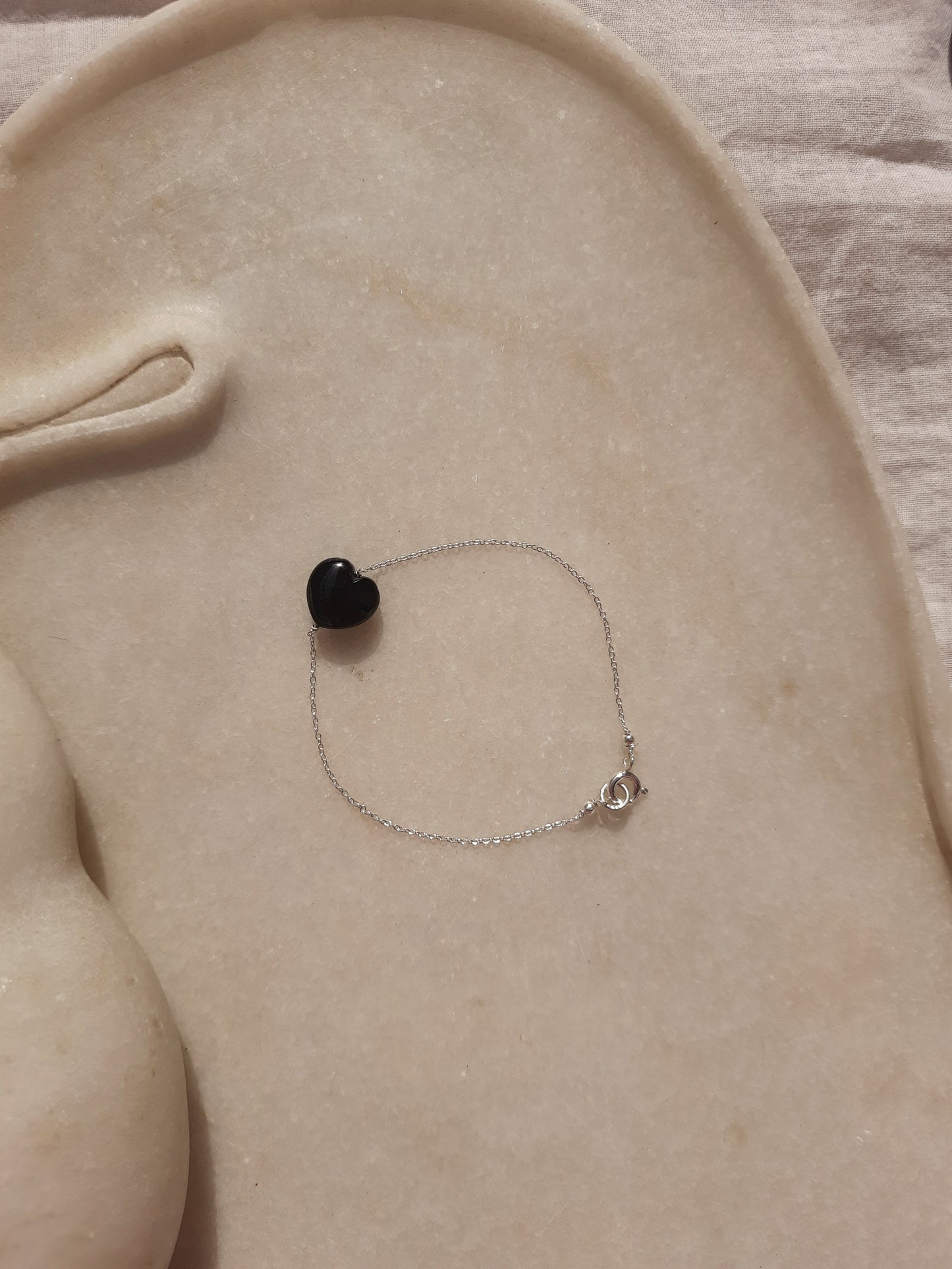 kauri - Black Onyx Heart Bracelet